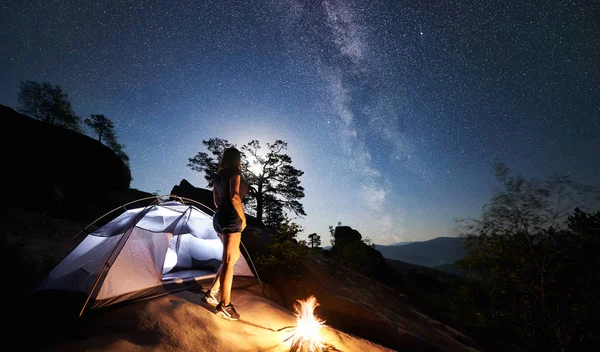 Caminhante Jovem Tendo Descanso Topo Montanha Rochosa Lado Acampamento Fogueira — Fotografia de Stock