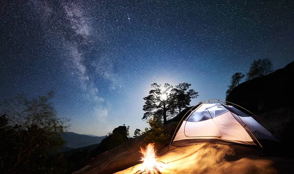 White Tourist Tent Bonfire Magical Night Sky Full Stars Milky — Stock Photo, Image