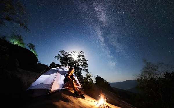 Young Woman Hiker Having Rest Rocky Mountain Top Camp Campfire — Stock Photo, Image
