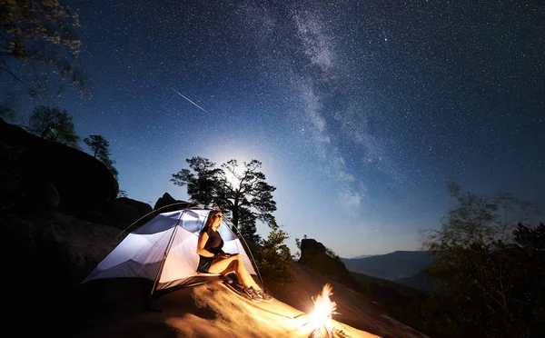 Young Woman Hiker Having Rest Rocky Mountain Top Camp Campfire — Stock Photo, Image