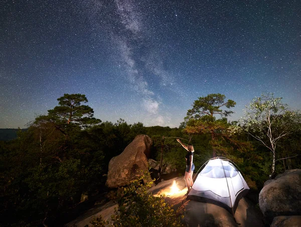 Caminhante Jovem Tendo Descanso Topo Montanha Rochosa Lado Acampamento Fogueira — Fotografia de Stock