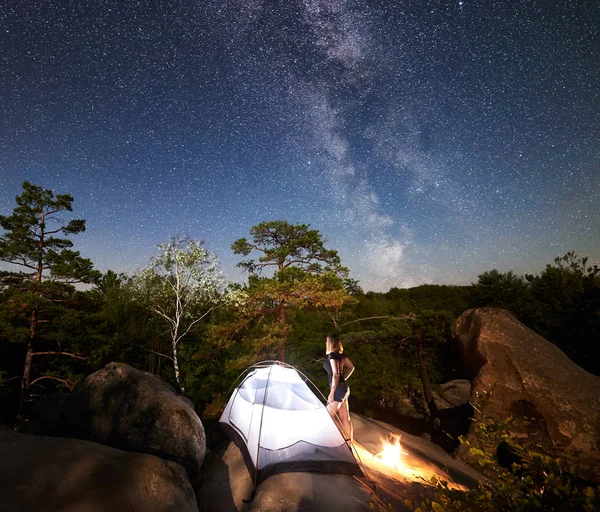 Caminhante Jovem Tendo Descanso Topo Montanha Rochosa Lado Acampamento Fogueira — Fotografia de Stock