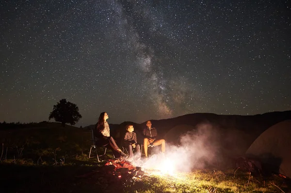 Felices Excursionistas Familiares Descansando Juntos Las Montañas Sentados Sillas Lado — Foto de Stock