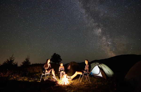 Heureux Randonneurs Famille Reposant Ensemble Dans Les Montagnes Assis Sur — Photo