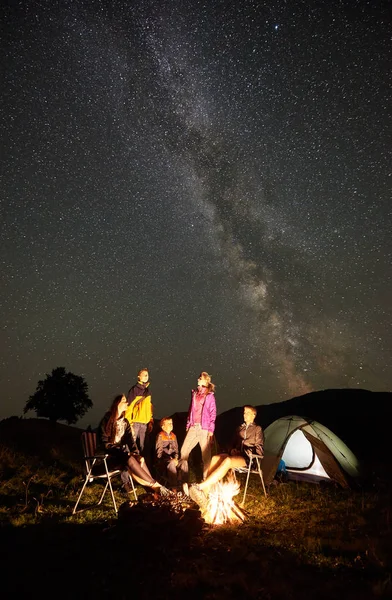 Grupo Amigos Excursionistas Descansando Juntos Campamento Verano Lado Hoguera Tienda — Foto de Stock