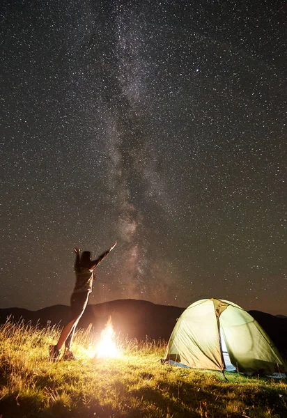 Senderista Descansando Noche Verano Acampando Las Montañas Cerca Fogata — Foto de Stock