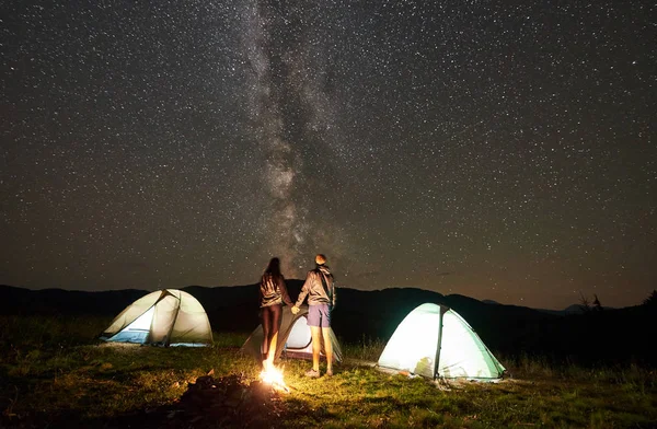 Unga Par Turister Vilar Sommaren Natt Camping Bergen — Stockfoto