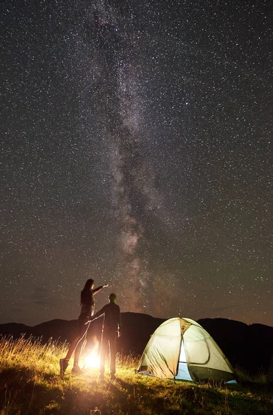 Jovens Turistas Casal Descansando Noite Verão Acampar Montanhas — Fotografia de Stock