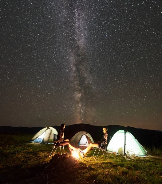 Turistler yaz gece dağda kamp dinlenme genç Çift