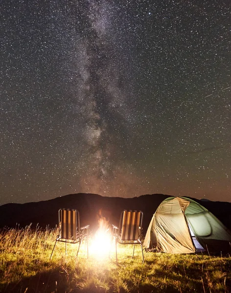 Tienda Brillante Dos Sillas Hoguera Bajo Cielo Nocturno Increíblemente Hermoso — Foto de Stock