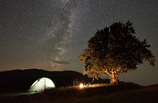 Pareja Jóvenes Excursionistas Descansando Noche Verano Acampando Las Montañas — Foto de Stock