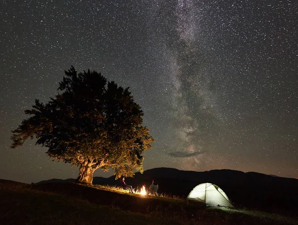 Senderista Descansando Noche Verano Acampando Las Montañas Cerca Fogata — Foto de Stock