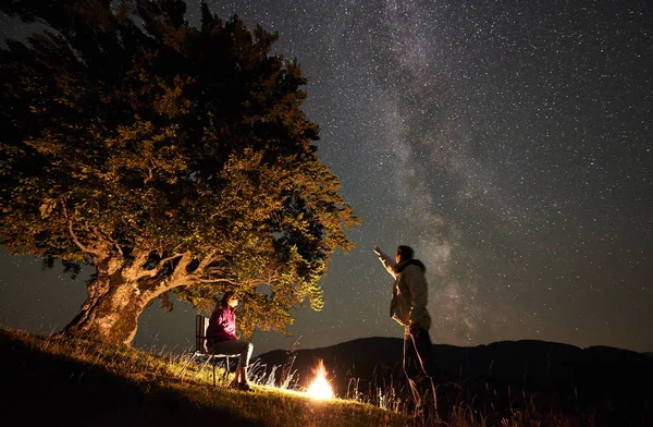 Unga Par Vandrare Vilar Sommaren Natt Camping Bergen — Stockfoto