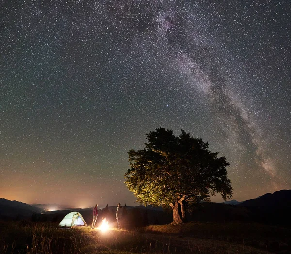 Pareja Jóvenes Excursionistas Descansando Noche Verano Acampando Las Montañas — Foto de Stock