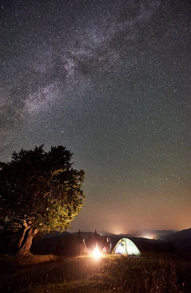 Pareja Jóvenes Excursionistas Descansando Noche Verano Acampando Las Montañas — Foto de Stock