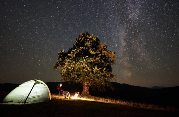 Senderista Descansando Noche Verano Acampando Las Montañas Cerca Fogata — Foto de Stock