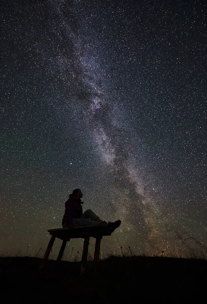 Dunkle Silhouette Einer Wanderin Die Sommer Den Bergen Zeltet — Stockfoto