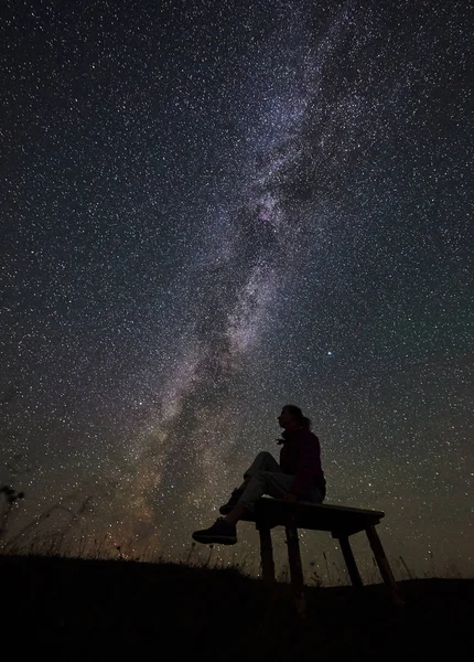 Dunkle Silhouette Einer Wanderin Die Sommer Den Bergen Zeltet — Stockfoto