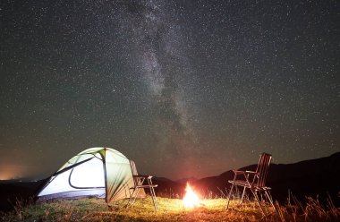 Büyük ağaç yakınındaki dağlarda geceleyin kamp turizm