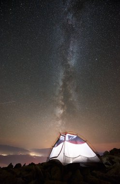Büyük ağaç yakınındaki dağlarda geceleyin kamp turizm