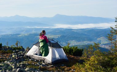 pembe kazak turist çadırda dinlenme kadında genç uzun yürüyüşe çıkan kimse