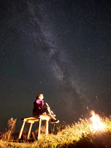 Junge Frau Sitzt Sternenklarer Nacht Auf Bank Lagerfeuer — Stockfoto