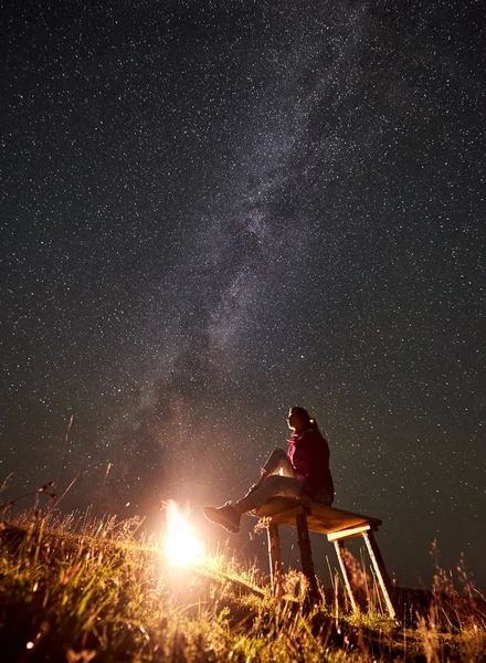 Junge Frau Sitzt Sternenklarer Nacht Auf Bank Lagerfeuer — Stockfoto