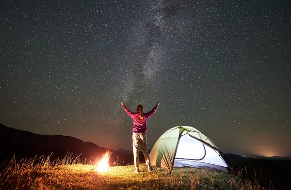 Kvinnliga Hiker Vilar Sommaren Natt Camping Bergen Nära Lägerelden — Stockfoto