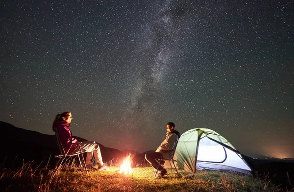 Jeunes Couples Randonneurs Reposant Nuit Été Camping Dans Les Montagnes — Photo
