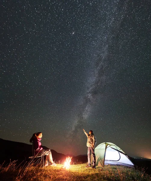 Pareja Jóvenes Excursionistas Descansando Noche Verano Acampando Las Montañas — Foto de Stock