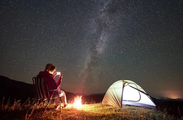 Escursionista Femminile Che Riposa Durante Notte Estate Campeggio Montagna Vicino — Foto Stock