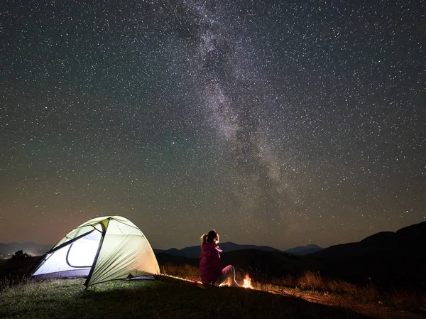 Туристка Отдыхает Летнюю Ночь Палатках Горах Возле Костра — стоковое фото