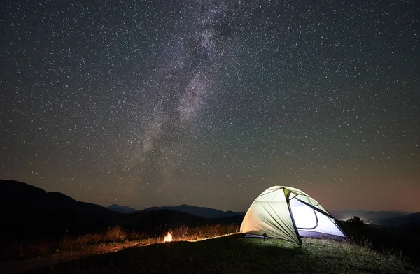 Туристический Лагерь Горах Рядом Большим Деревом Ночное Время — стоковое фото