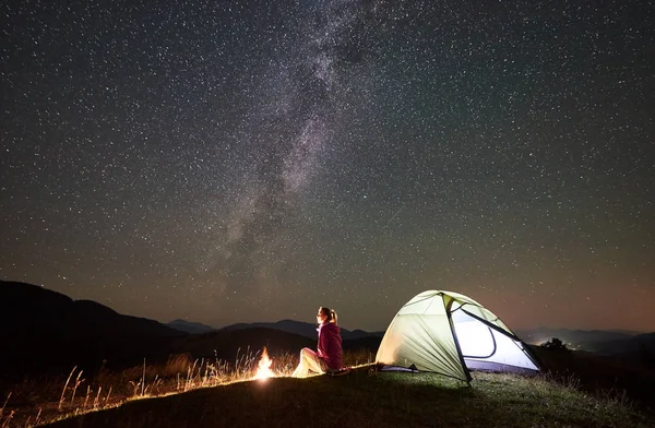 Kvinnliga Hiker Vilar Sommaren Natt Camping Bergen Nära Lägerelden — Stockfoto