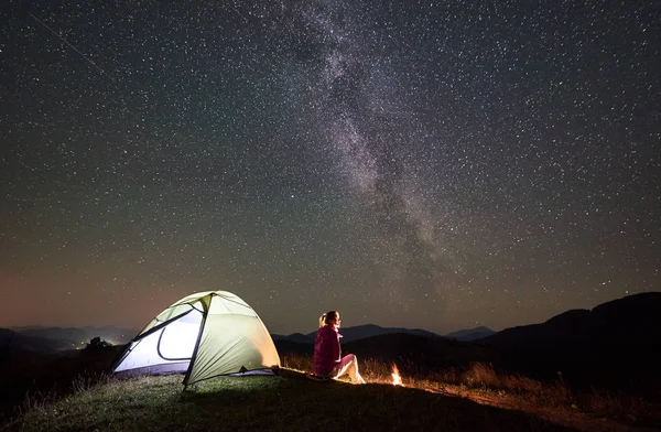 Senderista Descansando Noche Verano Acampando Las Montañas Cerca Fogata — Foto de Stock