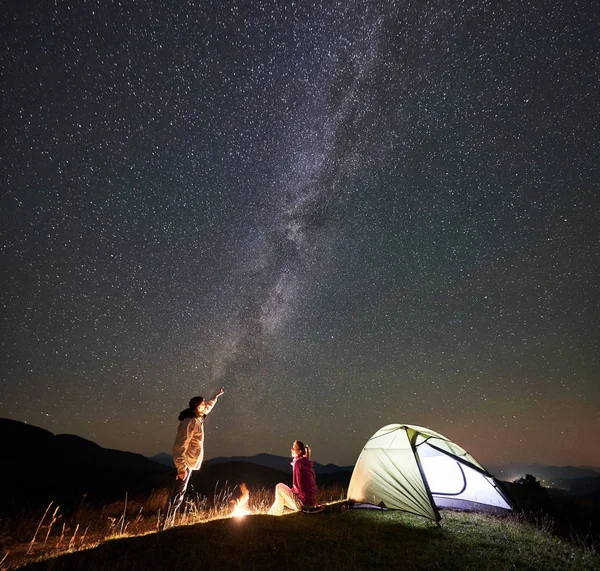 Pareja Jóvenes Excursionistas Descansando Noche Verano Acampando Las Montañas — Foto de Stock