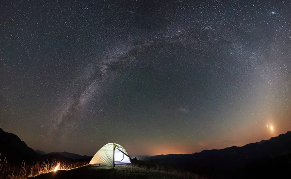 Camping Turístico Las Montañas Cerca Gran Árbol Por Noche — Foto de Stock