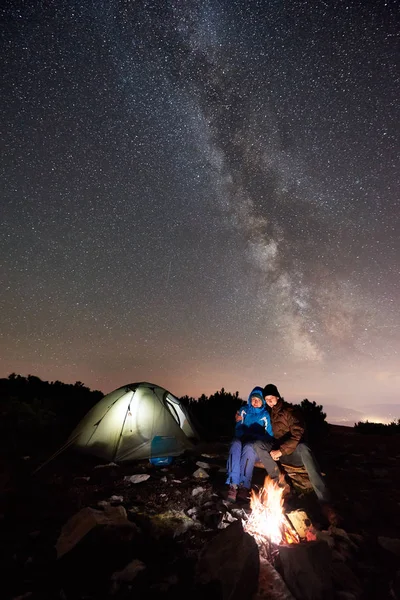 Caminhantes Felizes Descansando Noite Acampar Topo Montanha — Fotografia de Stock