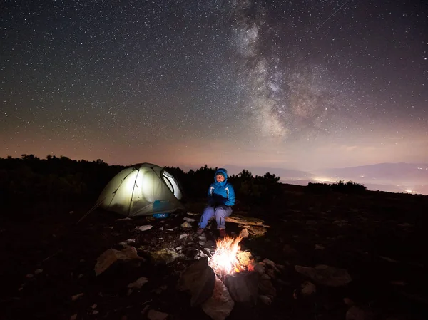 Camper Fêmea Descansando Noite Verão Acampando Montanhas Lado Fogueira Barraca — Fotografia de Stock