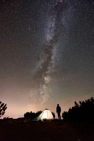 Silhouette Eines Männlichen Wanderers Beim Nächtlichen Zelten Auf Dem Gipfel — Stockfoto