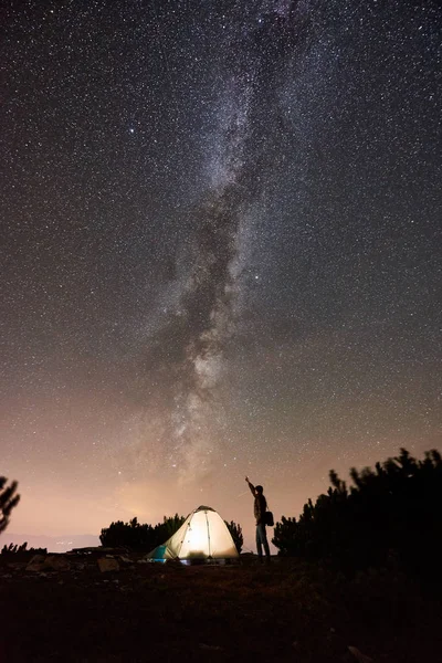 Sommercamping Für Touristen Der Nacht Auf Dem Gipfel Des Felsigen — Stockfoto