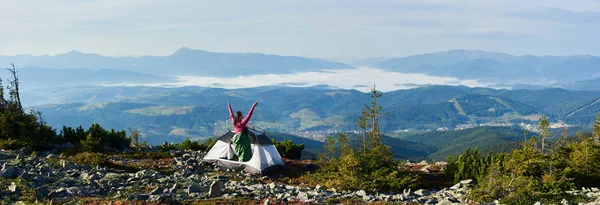 Dağın Tepesinde Parlak Yaz Sabahı Kamp Panoramik Görünüm — Stok fotoğraf