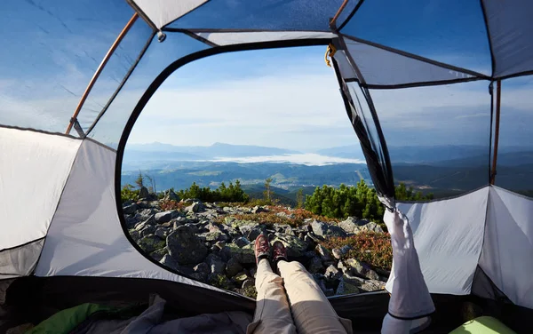 Dağın Tepesinde Yaz Sabahı Kamp — Stok fotoğraf