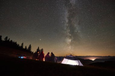 Dikiz grup birlikte parlayan turist çadır yanında şenlik ateşi etrafında oturan arkadaşlar yürüyüşçü