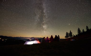 Dikiz grup birlikte parlayan turist çadır yanında şenlik ateşi etrafında oturan arkadaşlar yürüyüşçü