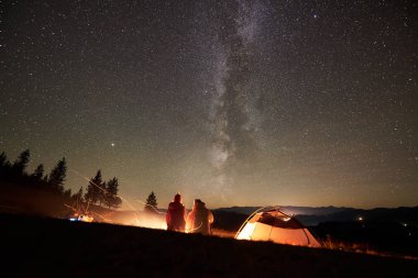 Dikiz grup birlikte parlayan turist çadır yanında şenlik ateşi etrafında oturan arkadaşlar yürüyüşçü