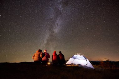 Dikiz grup birlikte parlayan turist çadır yanında şenlik ateşi etrafında oturan arkadaşlar yürüyüşçü