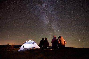 Dikiz grup birlikte parlayan turist çadır yanında şenlik ateşi etrafında oturan arkadaşlar yürüyüşçü