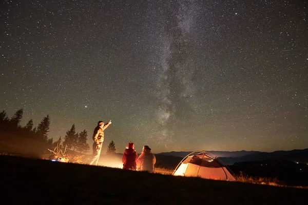 Felices Amigos Excursionistas Descansando Juntos Alrededor Fogata Lado Del Campamento — Foto de Stock