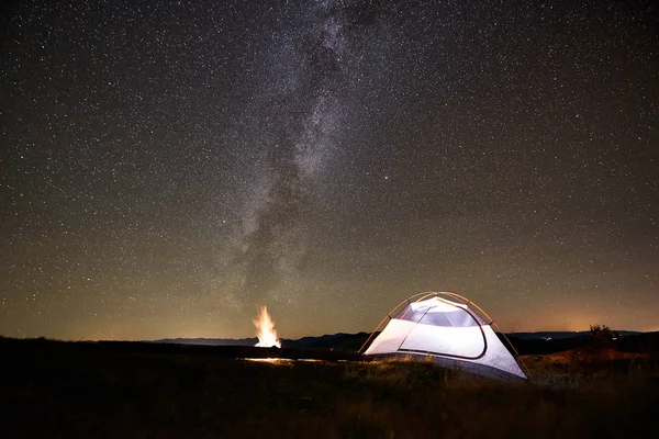 Camping Turístico Las Montañas Cerca Gran Árbol Por Noche — Foto de Stock